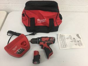 Photo Milwaukee M12 12 Volt 3/8 in. Hammer Drill/Driver Battery charger included