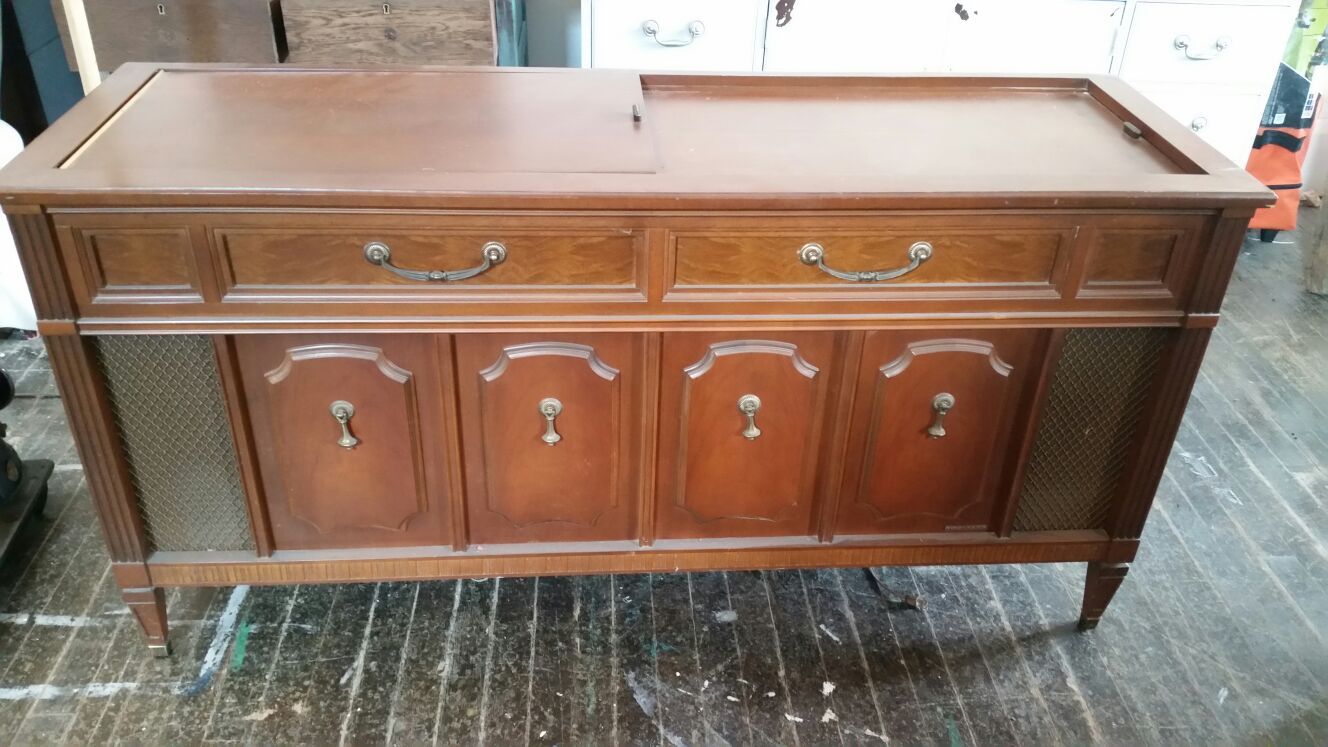 Vintage stereo console w record player