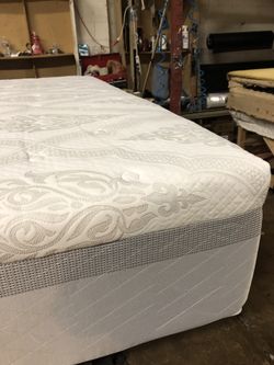 King size memory foam mattress with splits box spring we have all sizes available at Lowest prices and deliveries available too ( Habló Español)