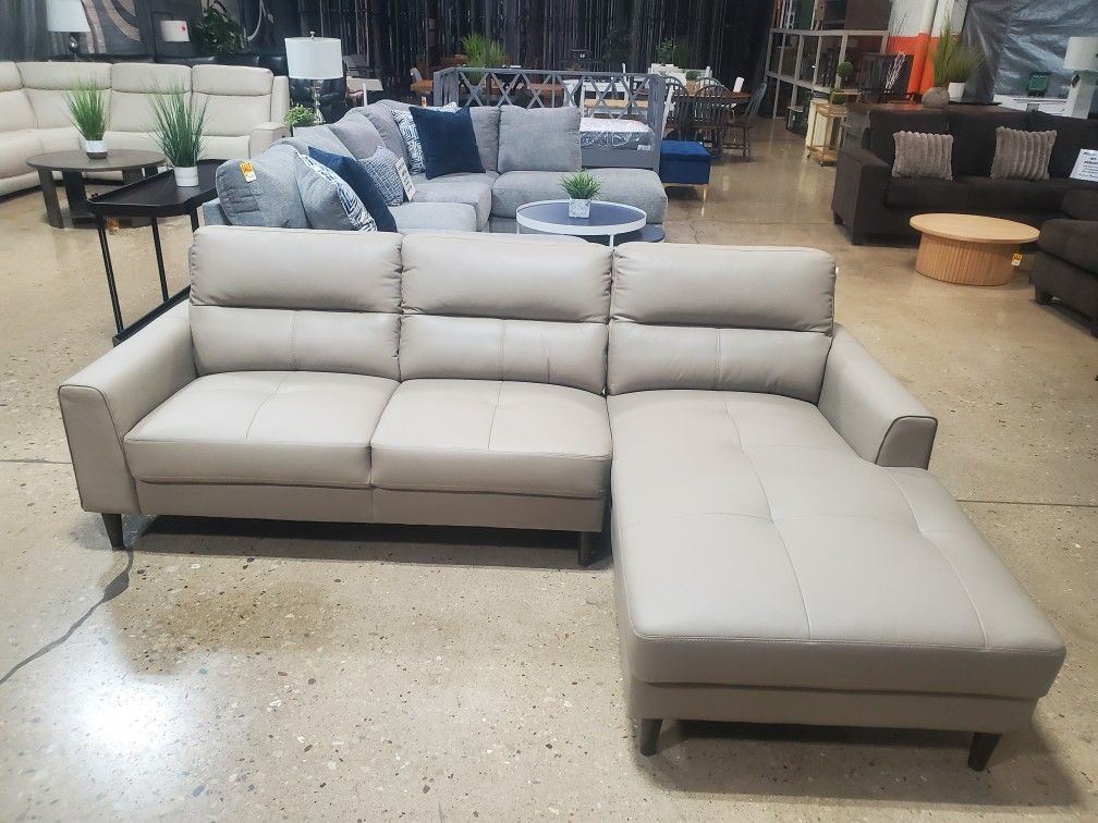 Leather 2-Piece Sectional with Right Chaise(New)