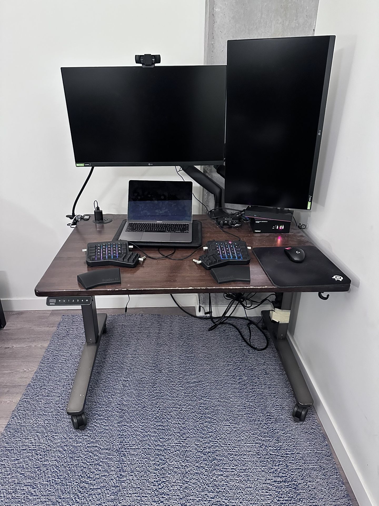 UPLIFT standing Desk