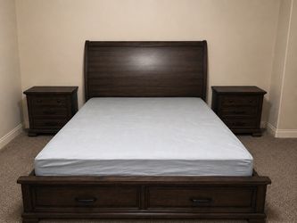 Like new 4pc Cal King bedroom set including mattress