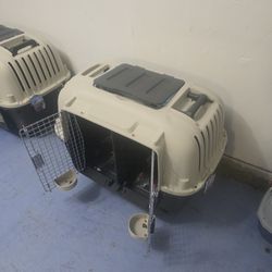 Pet Travel Carrier w/ Retractable Handle, Wheels & Bowls (first come first serve).