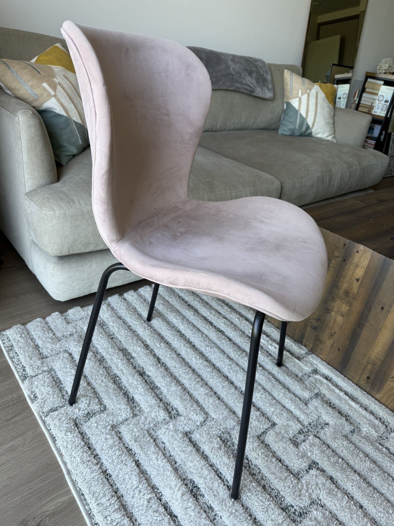 Urban Outfitters Rosa Velvet Dining Chair – Blush Pink