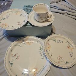Noritake American Flowers Place Setting