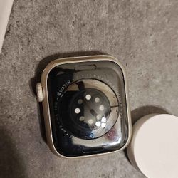 2 Apple Watches Series 8 