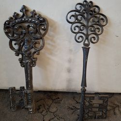 Vintage 2 large metal keys 17"inches 