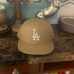 Tan Los Angeles Dodgers hat 