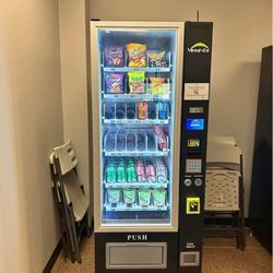 VENDING MACHINE WITH CREDIT CARD READER 