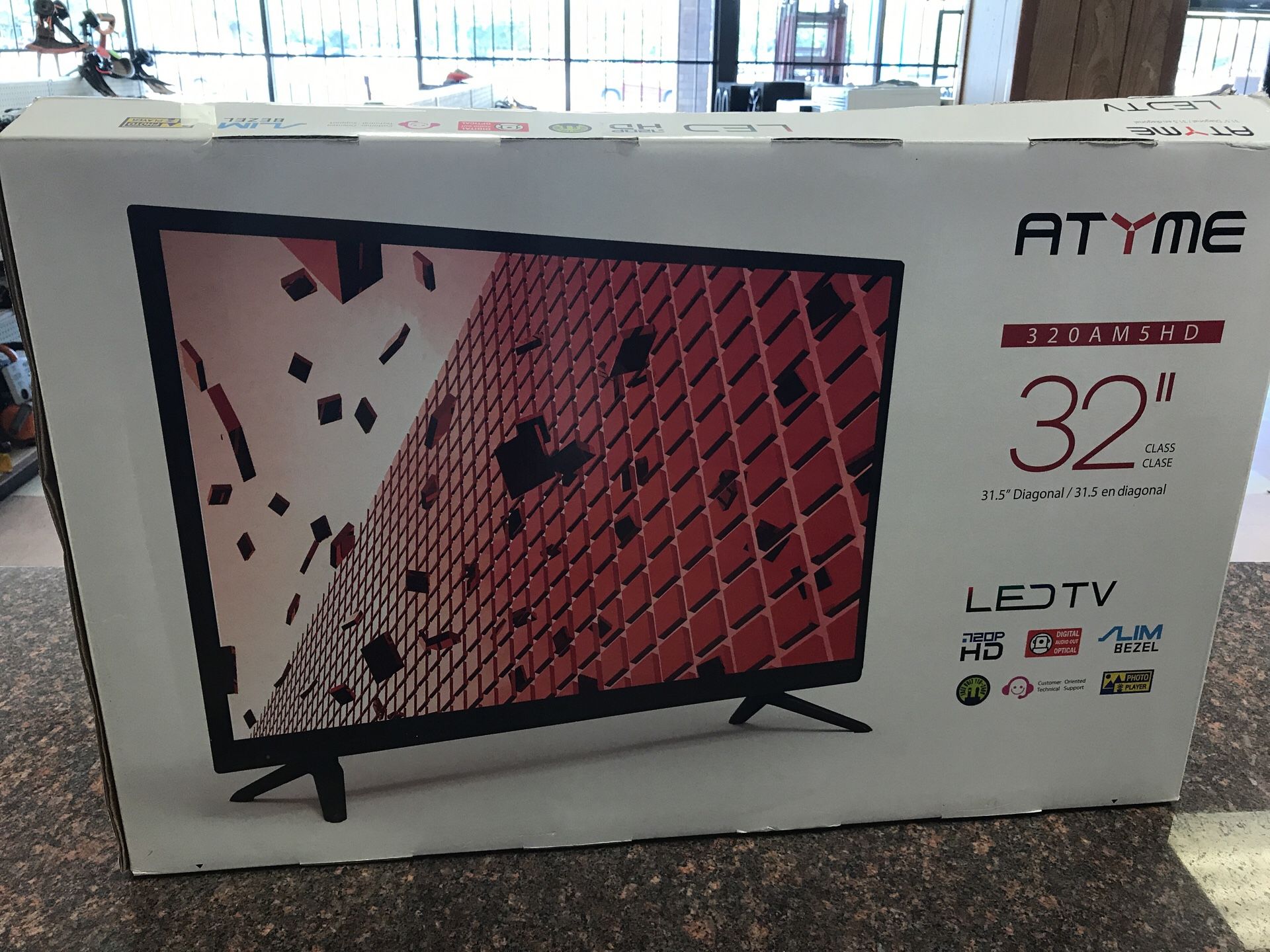 ATYME 32 LED TV LIKE NEW CONDITION + remote wight for the tv is around 12 pounds