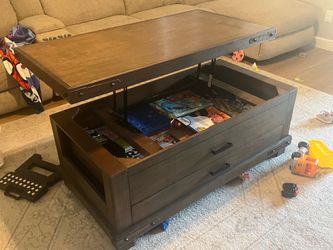 Lift top coffee table
