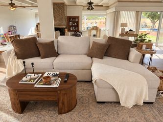 Living Spaces Cream Sectional Sofa w/ right Chaise – Excellent Condition