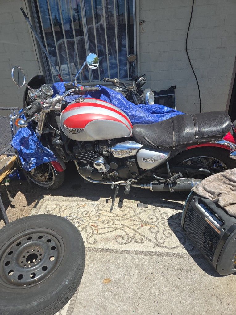 1999 Triumph. 900 Motorcycle