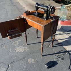 Vintage Singer Sewing Machine 