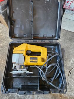 DeWalt DW318 electric corded orbital jigsaw with case