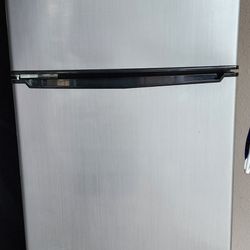Whirlpool Compact Refrigerator Mini Fridge with Freezer Small Refrigerator with 2 Door
7.5 Cu Ft