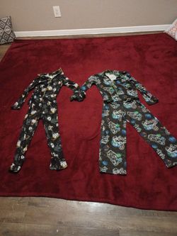 Two pairs of large kids Pajamas 🥰😍