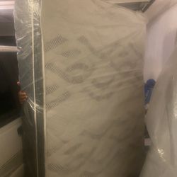 mattress queen (NO BOX SPRING)