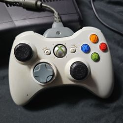 2 xbox wireless controllers and 1 cable (Black & White/Gray)