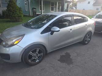 Kia Rio Silver 4-Door Sedan