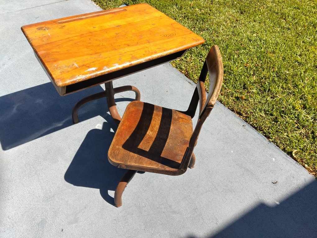 ANTIQUE CHILDS SCHOOL DESK..
