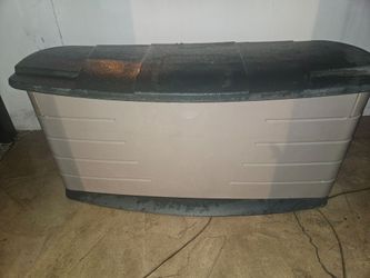 Large Rubbermaid Plastic Outdoor Storage Box