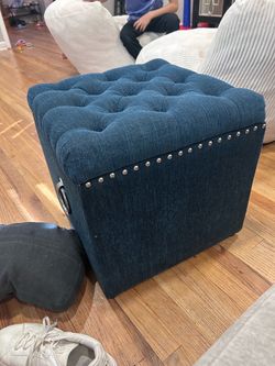 2 ottomans