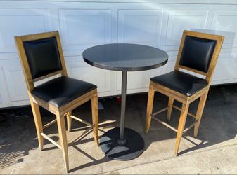 Barstool table and chairs $100