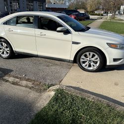 2010 Ford Taurus sedan