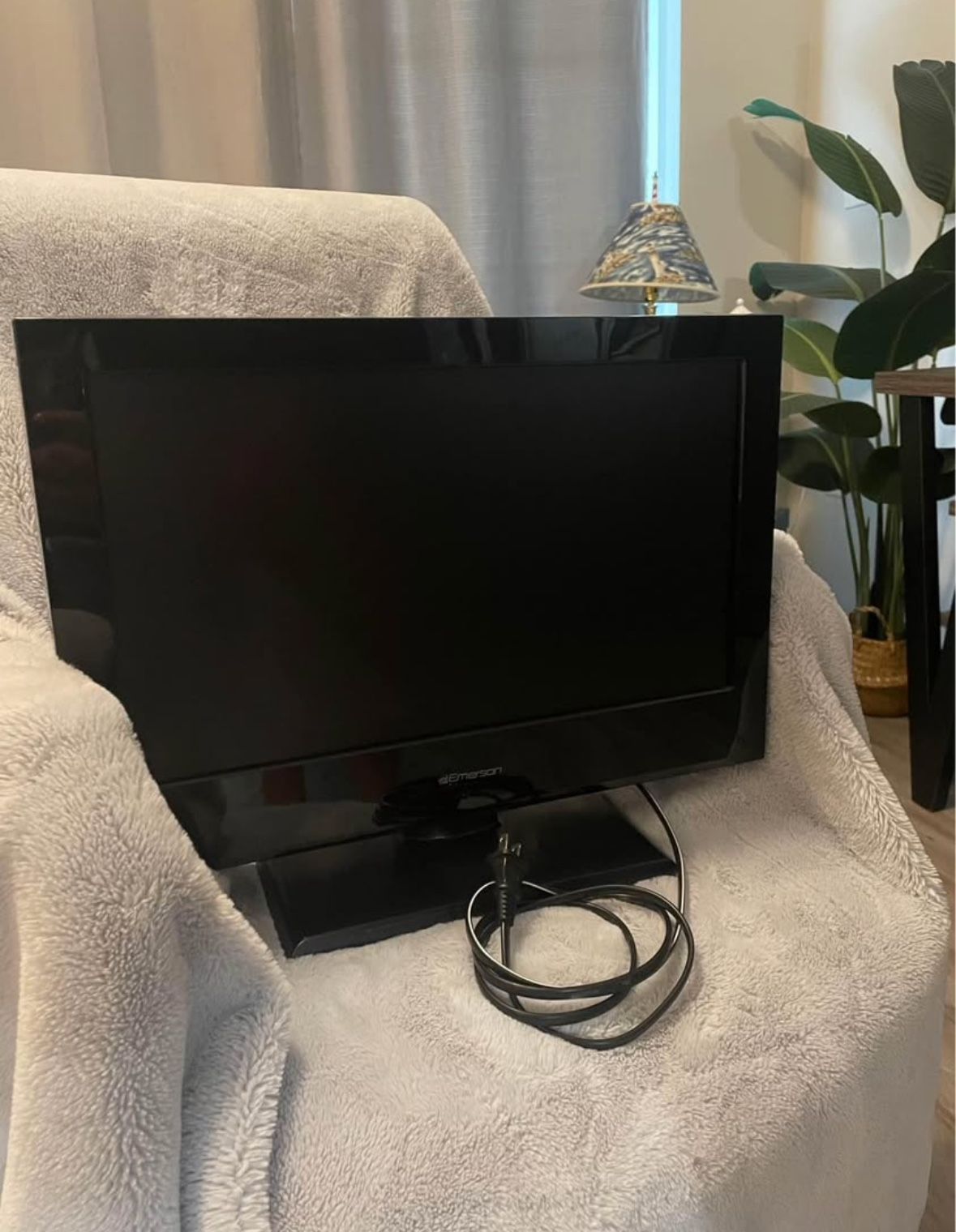 Emerson LC190EM2 19" 720p HD LCD Television (TV) - HDMI, USB, Video inputs