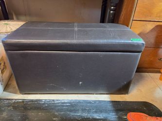 Brown storage bench with slow close lid
30"w x 14.5"d x 16"h