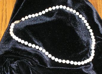 18" Strand of Pearls, Authentic, Like new condition, beautiful.