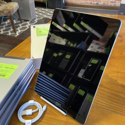 Apple iPad 6th Generation 32GB WiFi Includes Apple Lightning Cord & 90 Day Warranty