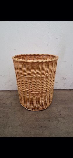 Big wicker basket pickup 2-8:30 pm rainbow/charleston cash only read description