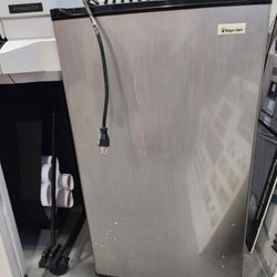 Magic Chef 3.5 cu Compact Refrigeration