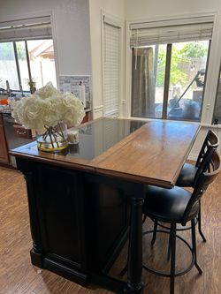 Granite island with 2 high chair stools