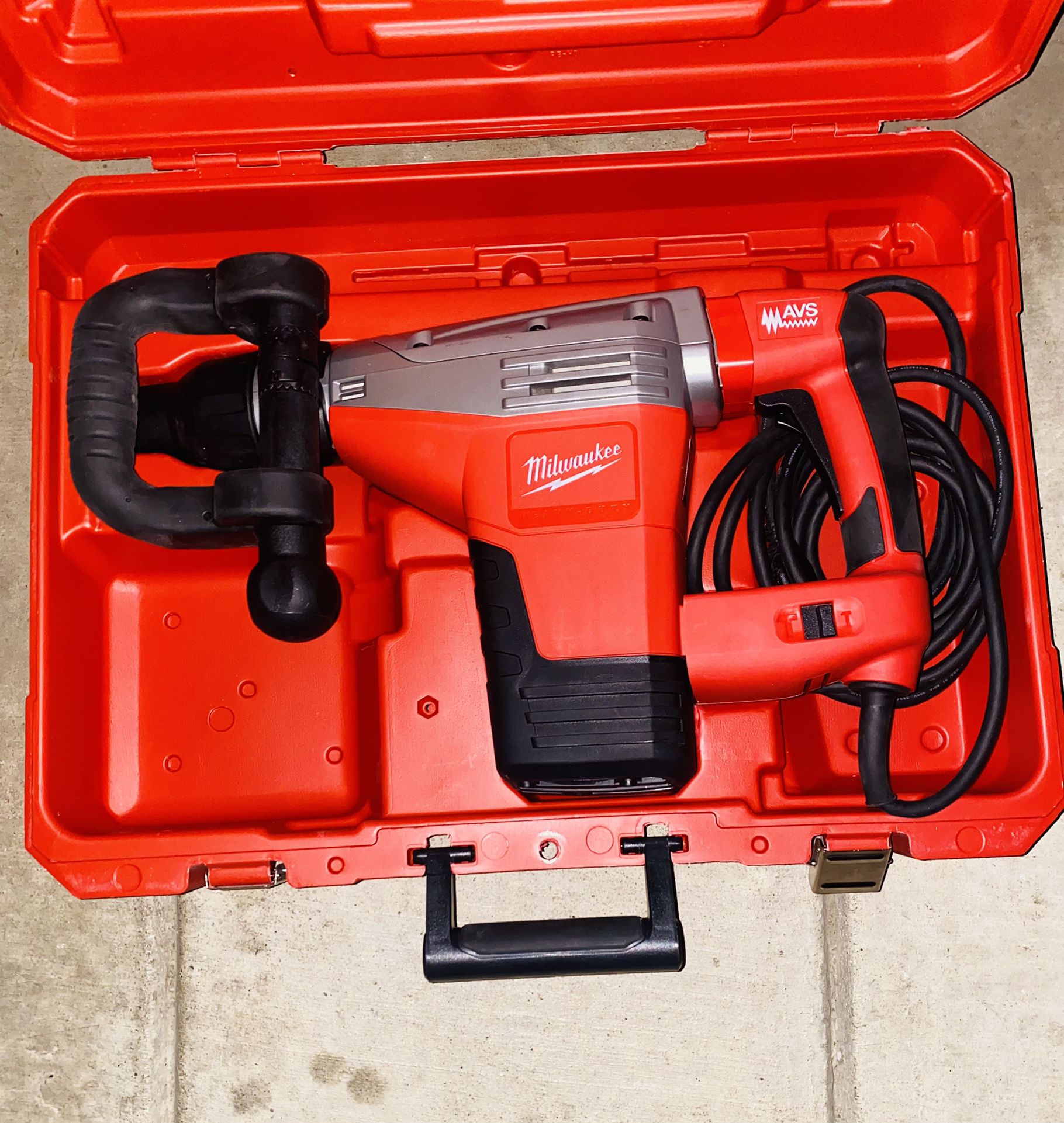 Milwaukee 5446-21 120V 14LB Corded SDS Max Demolition Hammer Heavy Duty for  Sale in Riverbank, CA OfferUp
