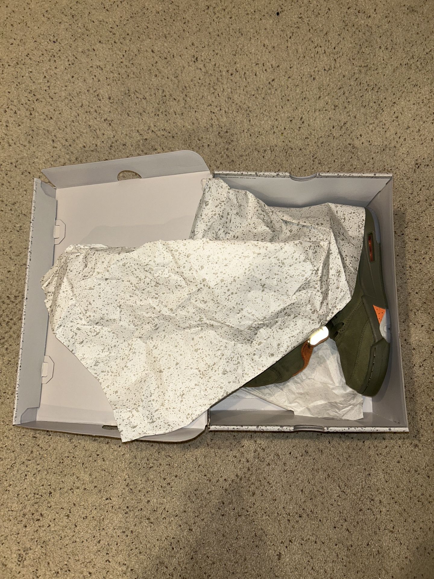 Jordan 5 Retro Army Olive/Solar Orange 10.5 men’s