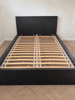 🛏️ FREE Full-Size Bed Frame – Excellent Condition