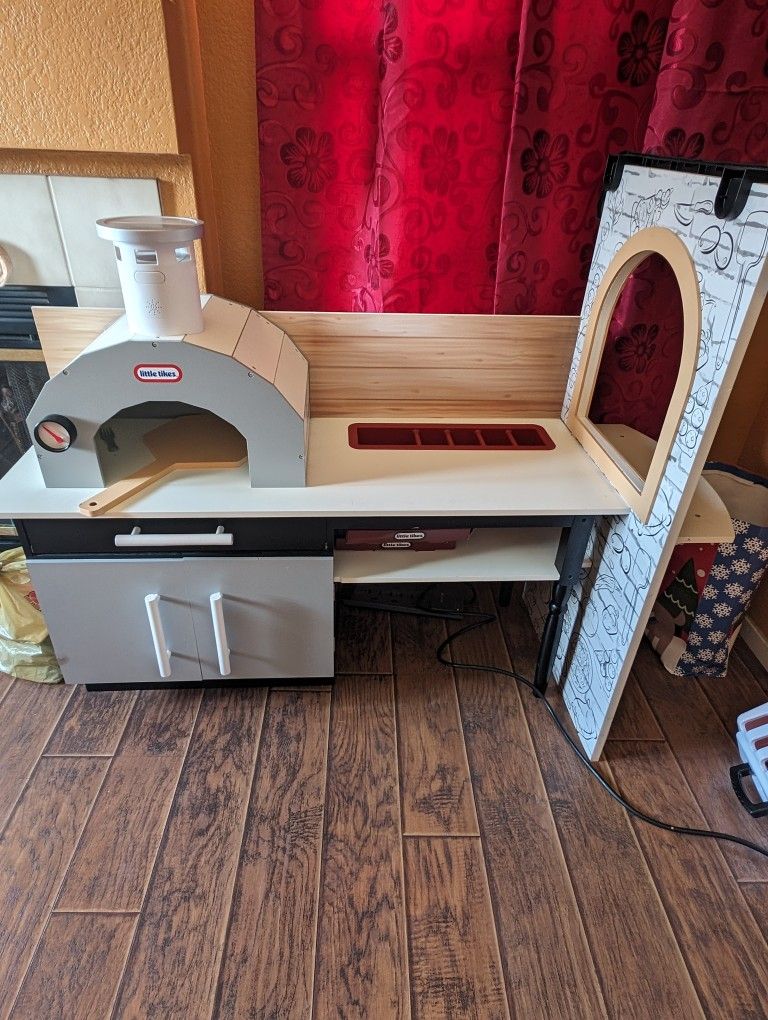 Little Tikes Real Wood Pizza Restaurant 20 Piece Wooden Pretend