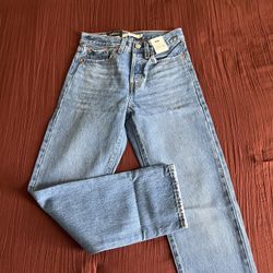 New Women’s Levi’s 