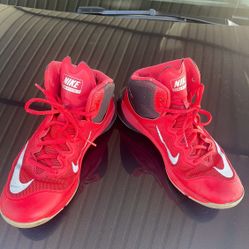 Nike sneakers is size 8.5 