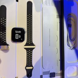 Apple Watch Series 6 Nike 44mm Aluminum Case with Pure Platinum/Black Sport Band