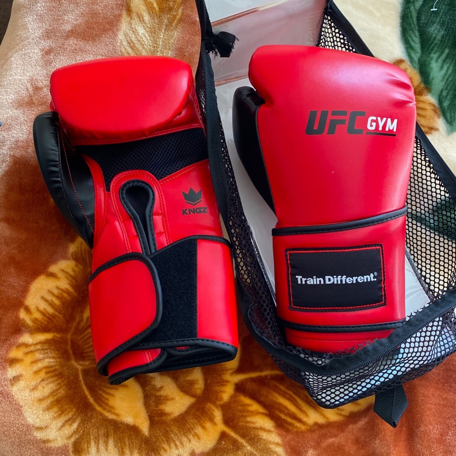 BRAND NEW UFC Boxing Gloves! 16oz