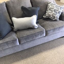 Living room Nice Couch With Accent Pillows!