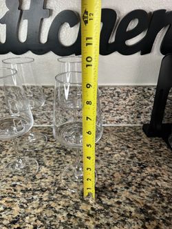Selling a set of 4 brand-new wine glasses,