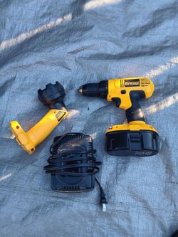Dewalt 18 volt cordless drill and flash light with charger and battery works great