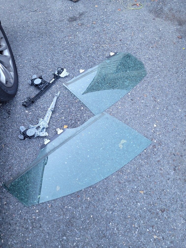 Passenger Side Doors Glass And Or Doors Motors Good Condition