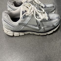 Women’s Nike Vomero Size 8.5 (pre-owned)