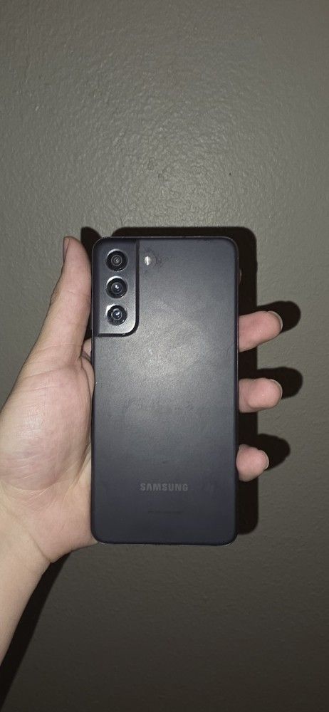 Samsung Galaxy FE S22, Used, Only 1 Crack On Back Plastic